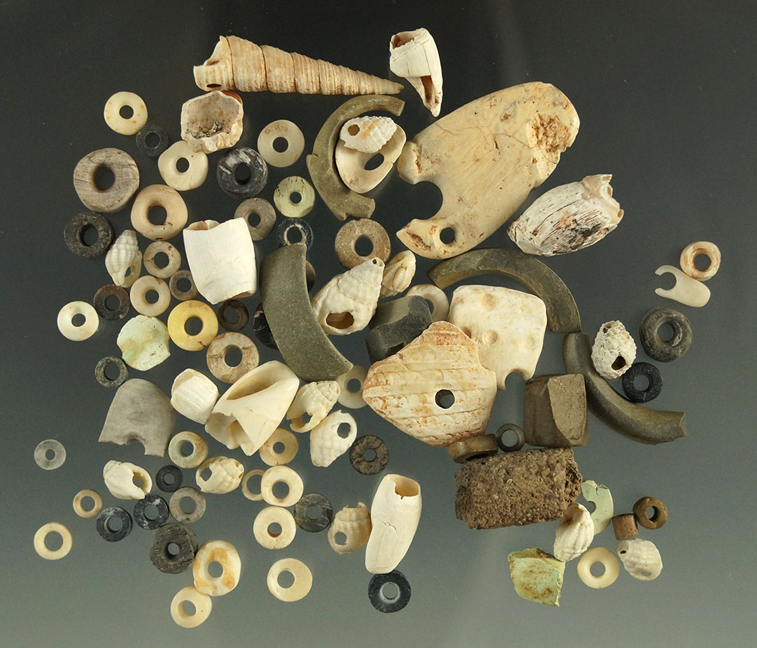 Set of Hohokam beads and pendants made of various shell and stone materials - Cibolo Co., NM.