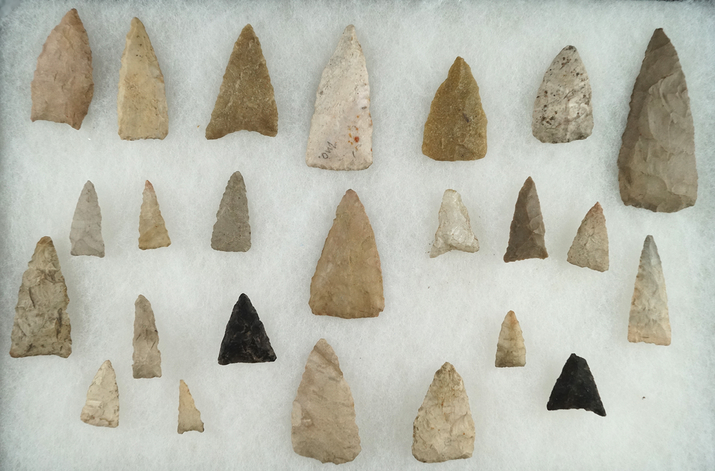 Group of assorted triangular arrowheads and knives found in New Jersey, largest is 3".