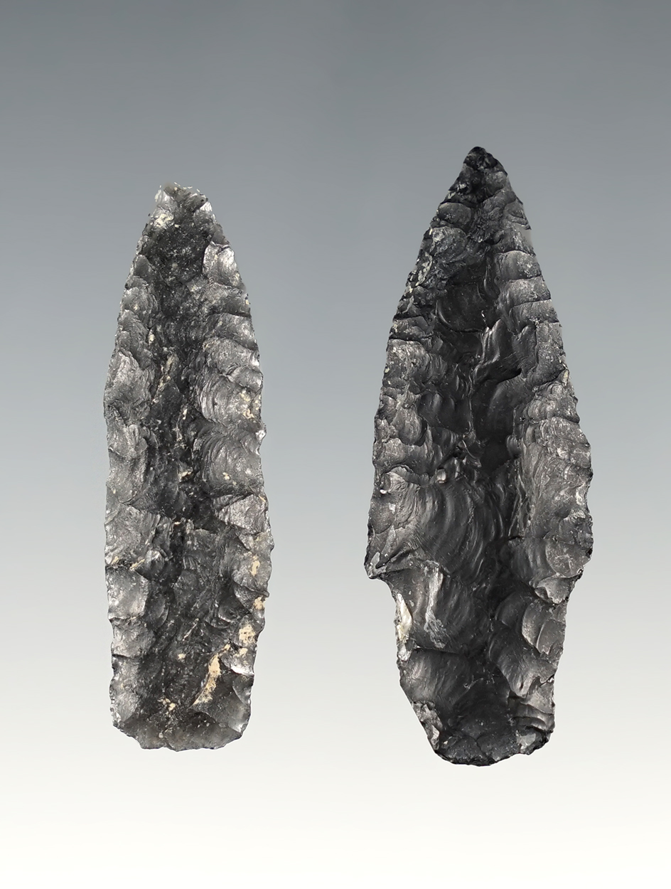 Pair of Oregon Parma points in great condition. The largest is 2".