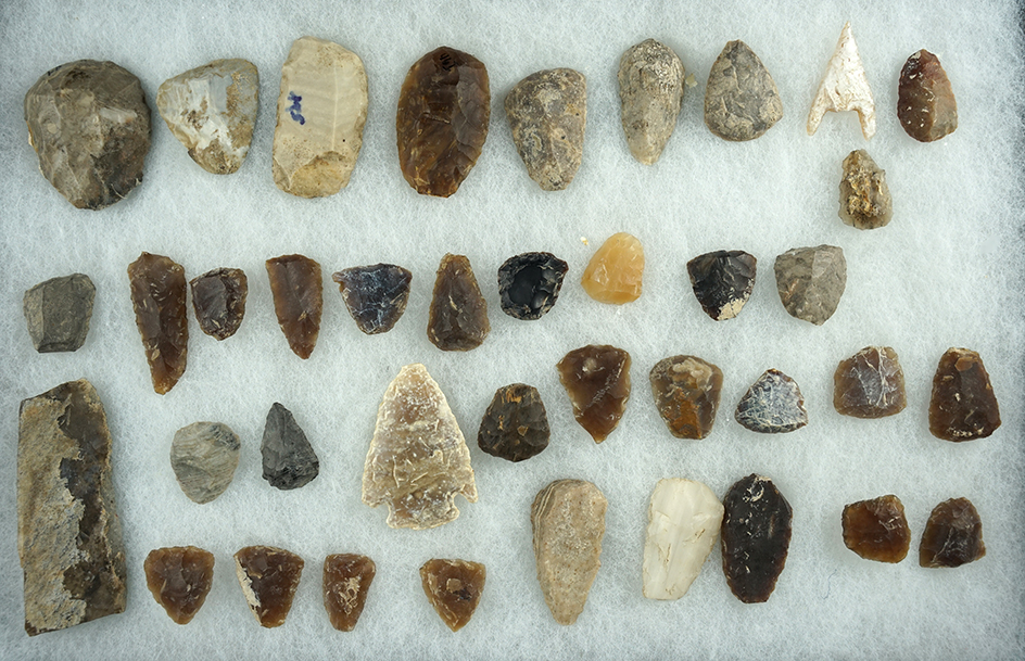 Group of assorted High Plains points, scrapers and Knives, largest is 2 3/4".