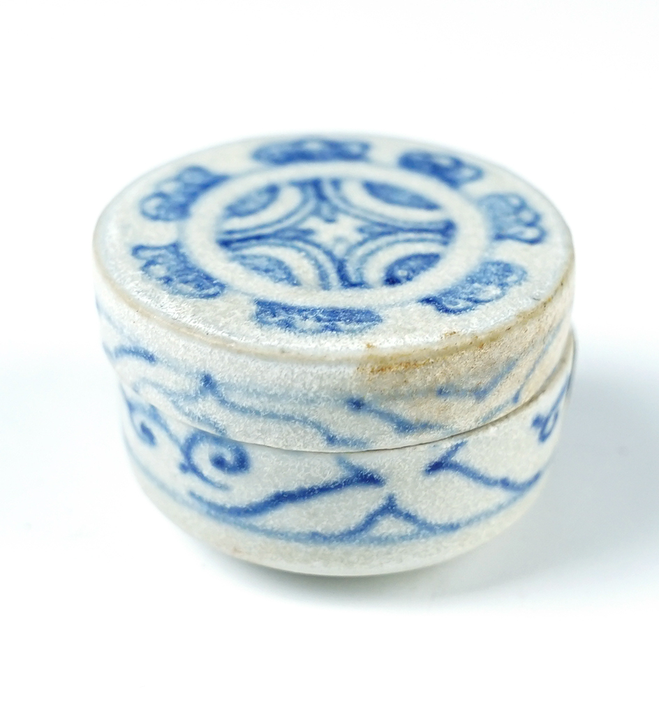 1 7/16" x 1" miniature lidded jar with exceptional paint design. From the Hoi Ann Shipwreck! 