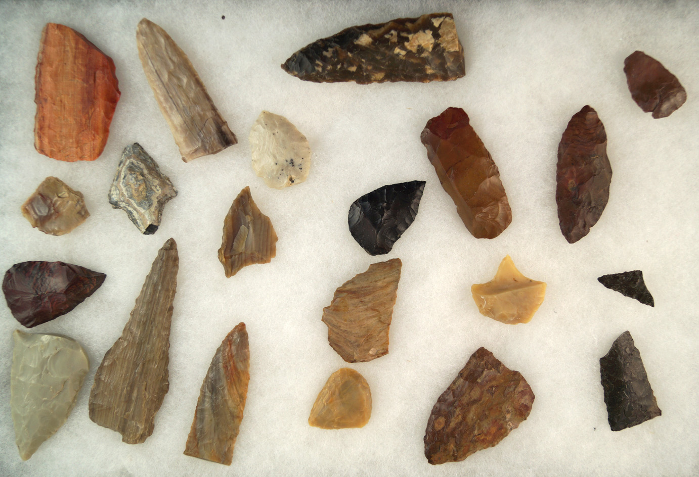Set of 21 assorted ancient Indian knives and arrowheads found near the Columbia River, largest is 3