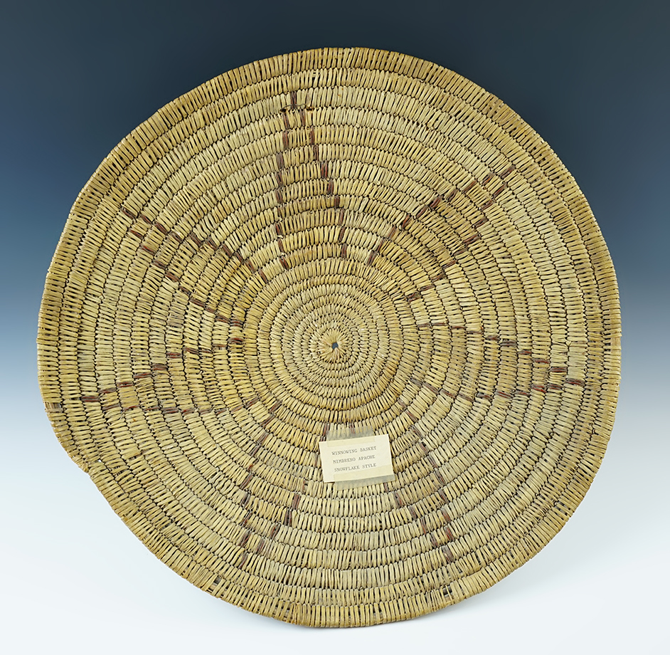 16" diameter vintage Mimbreno Apache Snowflake Style Winnowing Basket. In very good condition. 