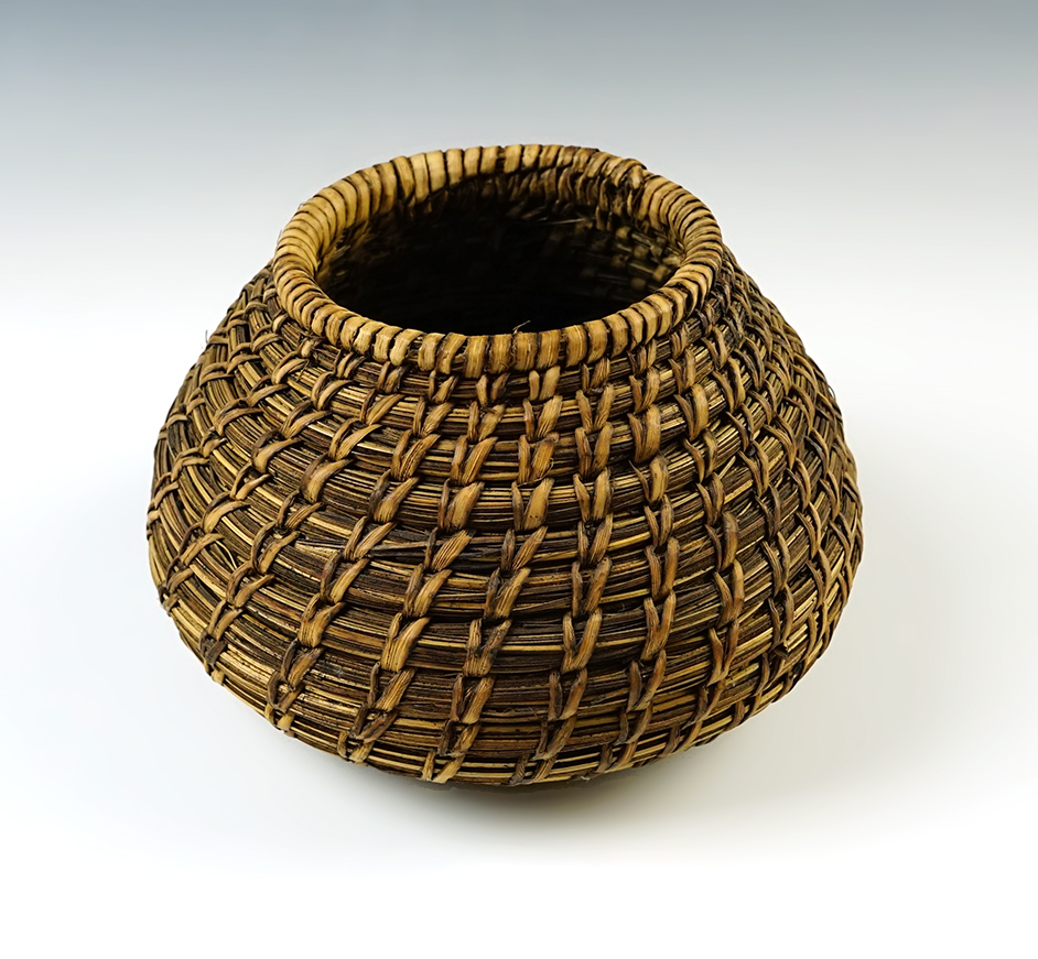 5 1/2" wide by 3 1/2" tall Papago Bear Grass Basket that is tightly woven, in excellent condition. 