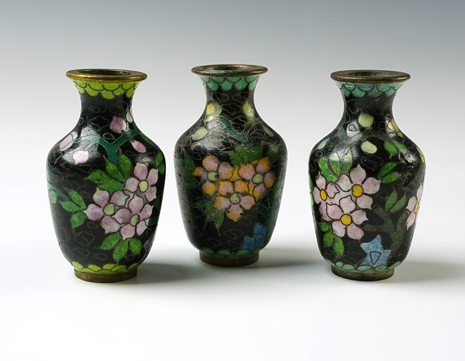 Set of 3 vintage Chinese Perfume Bottles that are in nice condition. Largest is 2 3/16".