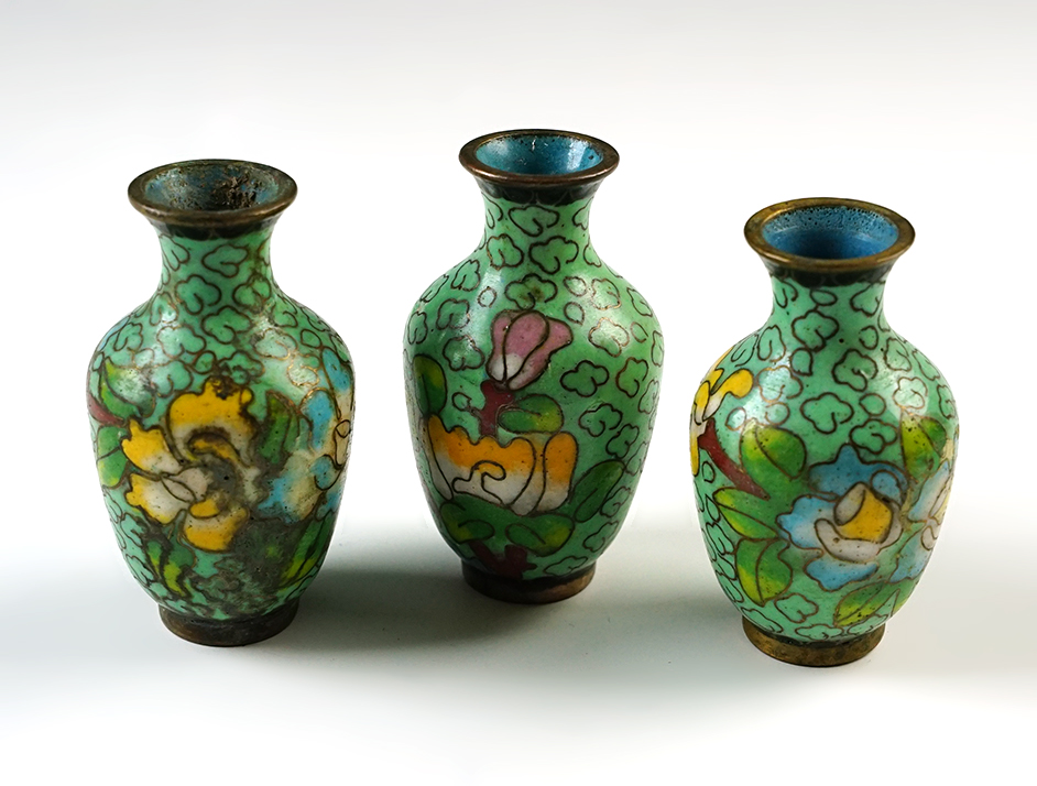 Set of 3 Chinese Perfume Bottles that are in nice condition. Largest is 2 3/8".