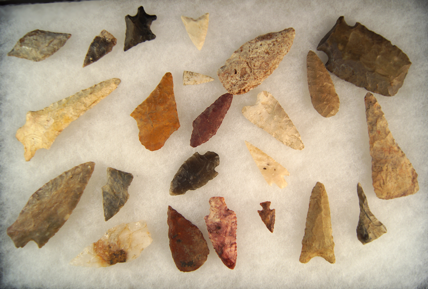 22 assorted Flint arrowheads and knives from various locations, largest is 3 1/4".