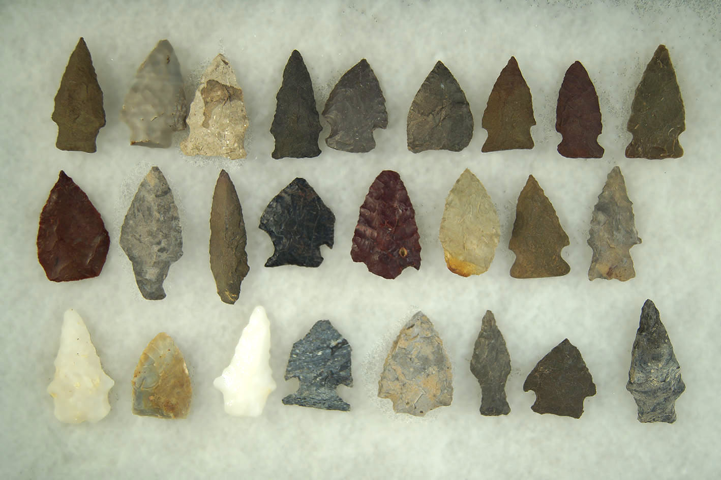 Group of 25 assorted midwest and eastern sea board Arrowheads, largest is 2".
