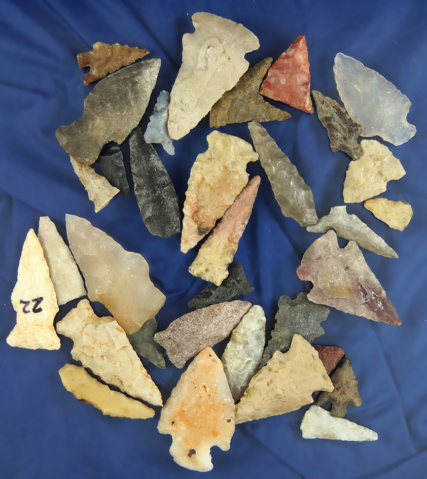 Large group of 33 assorted Midwestern Arrowheads, Largest is 1 3/8".