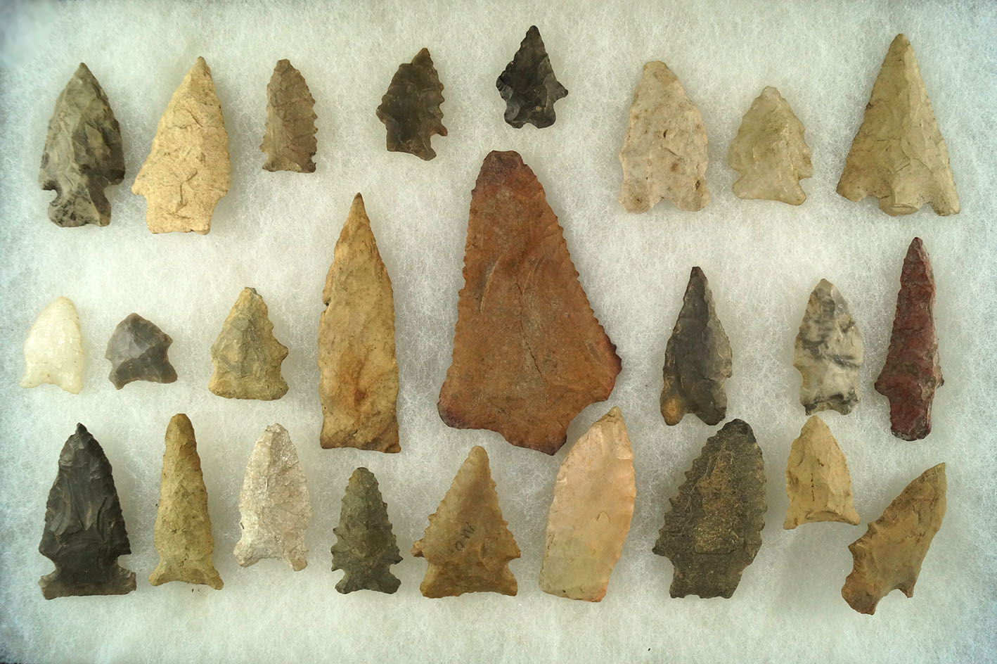 Set of 25 assorted Midwest arrowheads and knives, largest is 3 1/4".